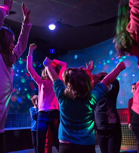 Danse et chante