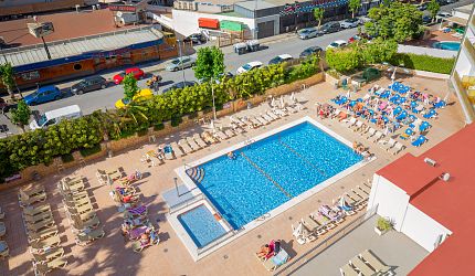Entertainment at the swimming pool Hotel Orange
