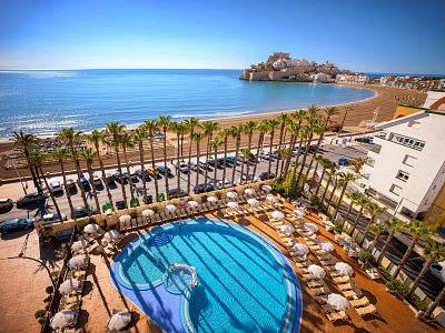 Tumbonas a primera línea de mar Hotel Papa Luna