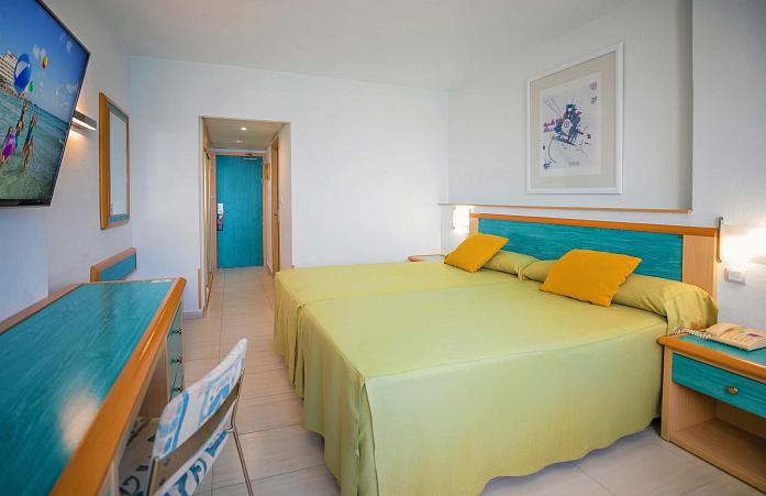Chambre double avec grande fenêtre