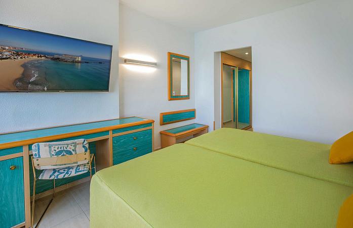 Chambre double avec grande fenêtre