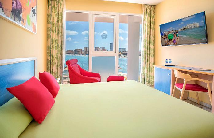 Chambre double avec grande fenêtre