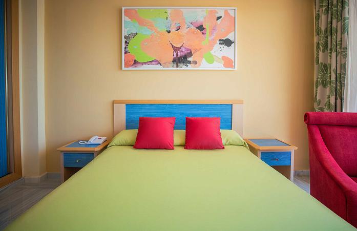Chambre double avec grande fenêtre