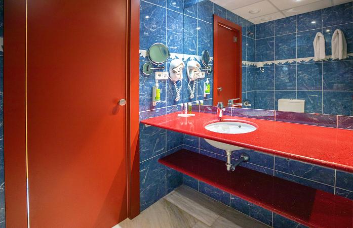 Chambre double avec grande fenêtre