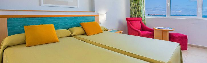 Chambre double avec grande fenêtre