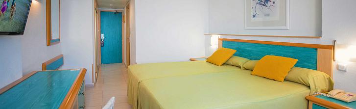 Chambre double avec grande fenêtre