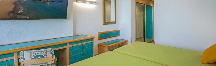 Chambre double avec grande fenêtre