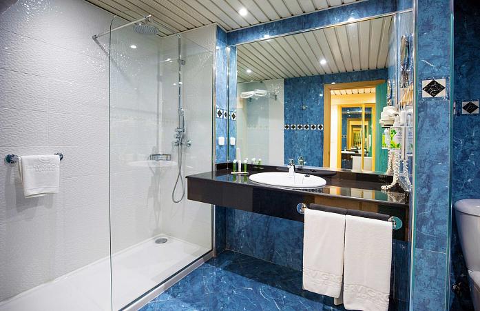 Chambre double avec grande fenêtre