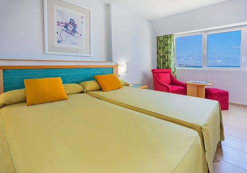 Habitación Doble con Amplio Ventanal