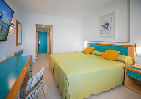Habitación Doble con Amplio Ventanal