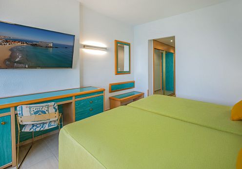 Habitación Doble con Amplio Ventanal