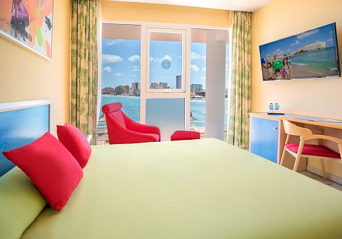 Habitación Doble con Amplio Ventanal