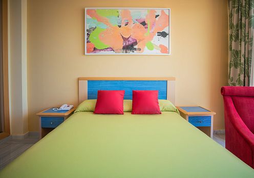 Habitación Doble con Amplio Ventanal