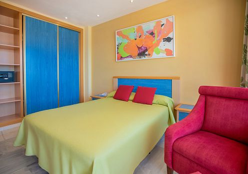 Habitación Doble con Amplio Ventanal