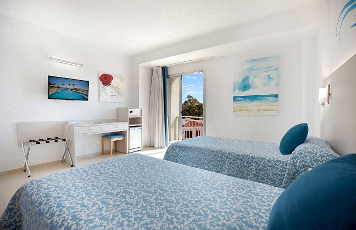 Family front facing Twin room (Capacity for 4 people)