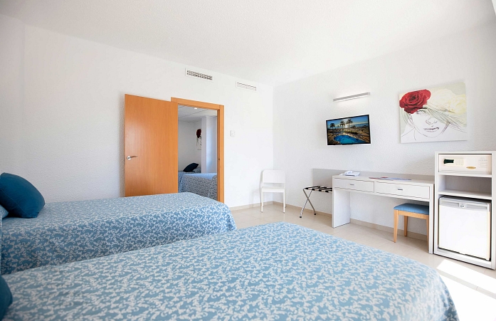 Family front facing Twin room (Capacity for 4 people)