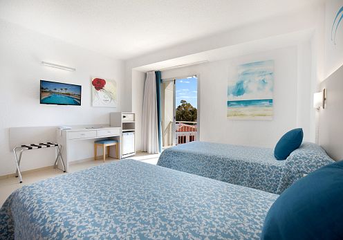 Family front facing Twin room (Capacity for 4 people)