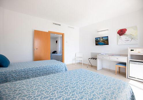 Family front facing Twin room (Capacity for 4 people)