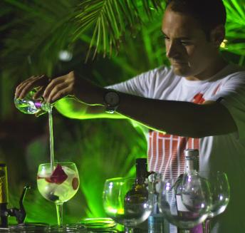 Professionnel expert en cocktails Chiringuito Cala Marina