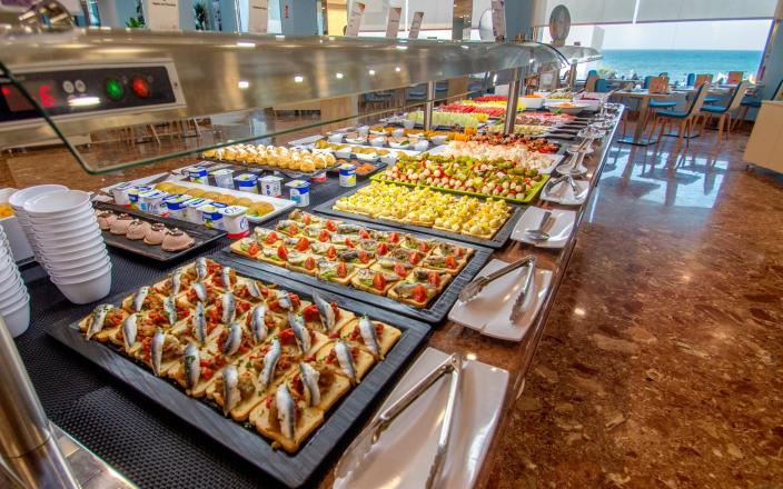 Los secretos de la disposición de los alimentos en los buffets libres