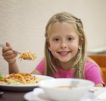Fille de manger des hôtels Servigroup sans gluten