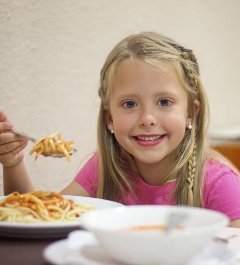 Niña comiendo sin gluten Hoteles Servigroup