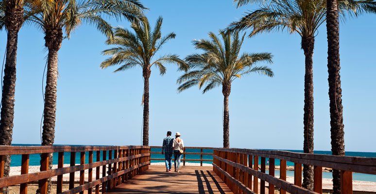 Couple à pied plage de Benicàssim