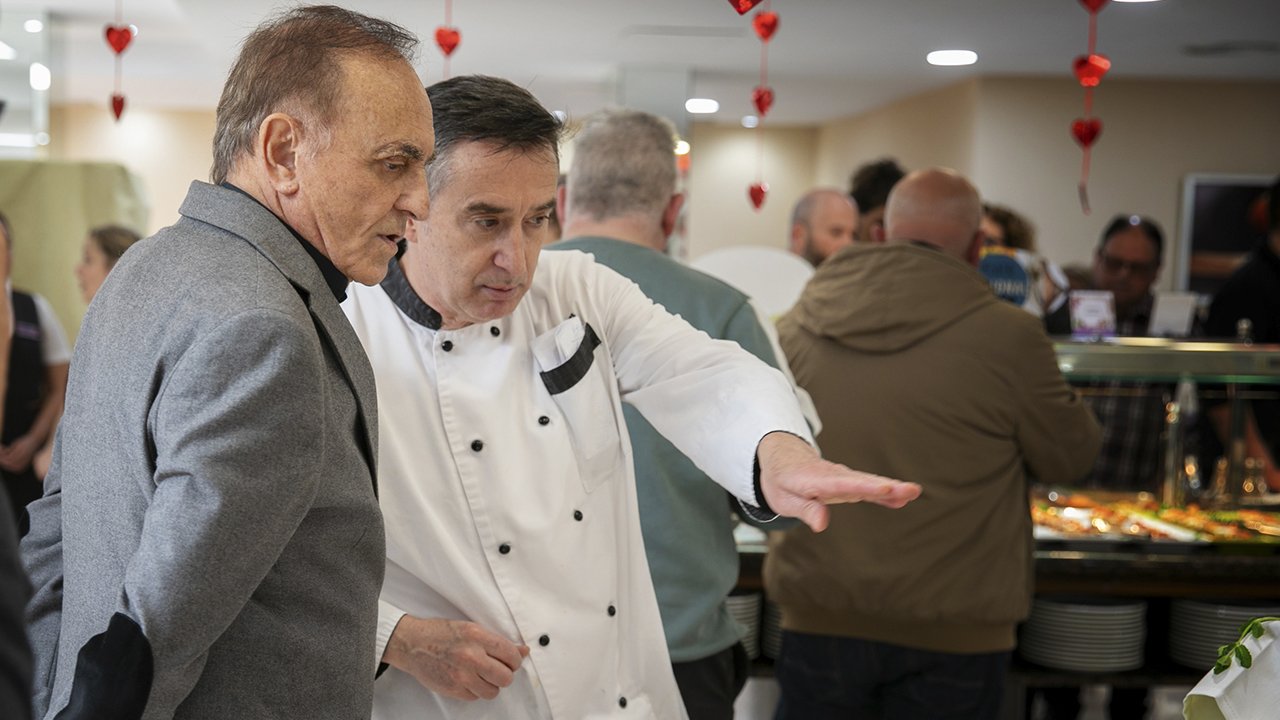 José María Caballé supervising the buffet