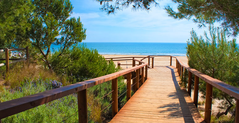 Passerelle d’accès à la plage la Romana à Alcocéber