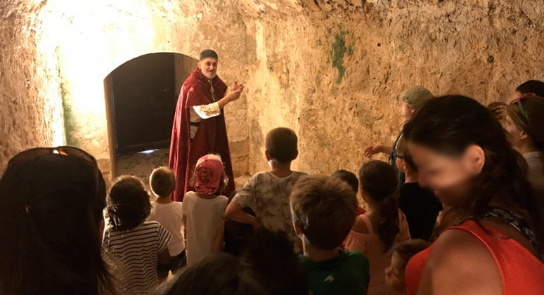 Acteur visite théâtrale château du pape Luna