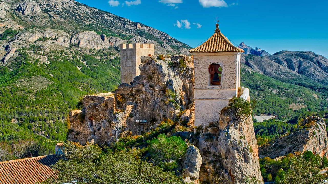 Panorama de Guadalest avec les montagnes en arrière-plan