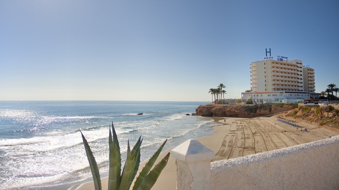 La Cala Cerrada with Blue Flag at the foot of Hotel La Zenia