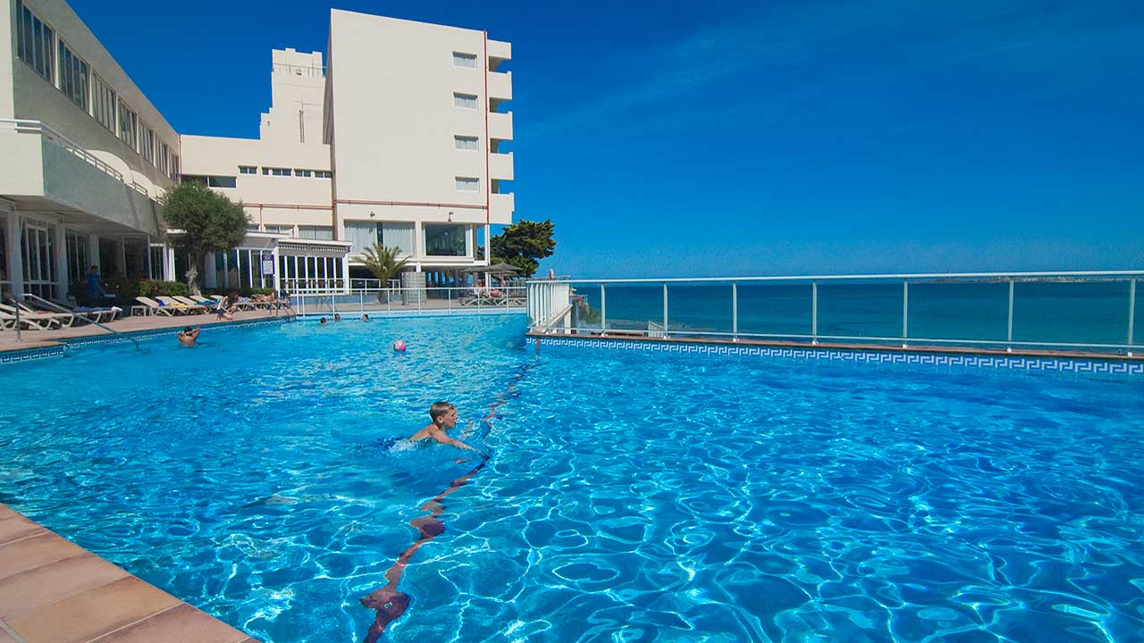 Piscine avec baigneurs