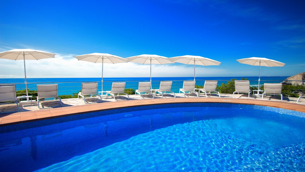 Piscine sur la falaise de l'hôtel Servigroup Montíboli