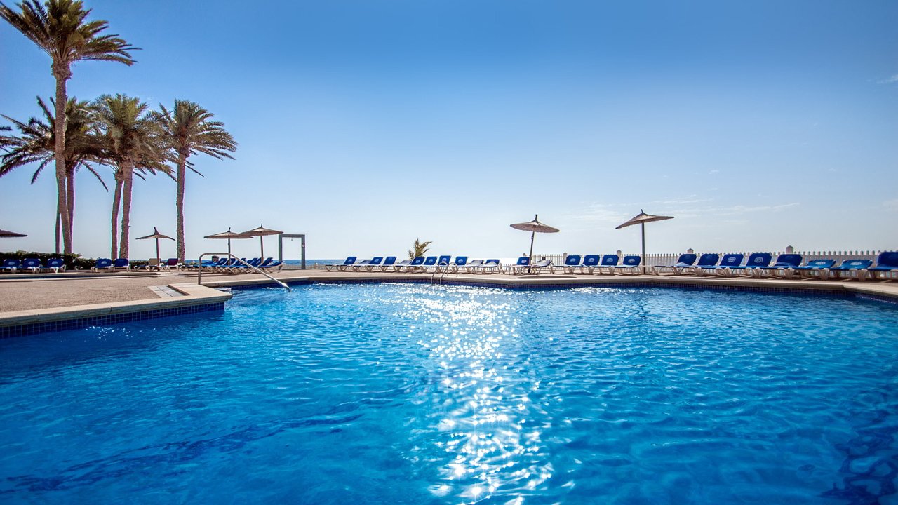 Piscine avec un ciel bleu