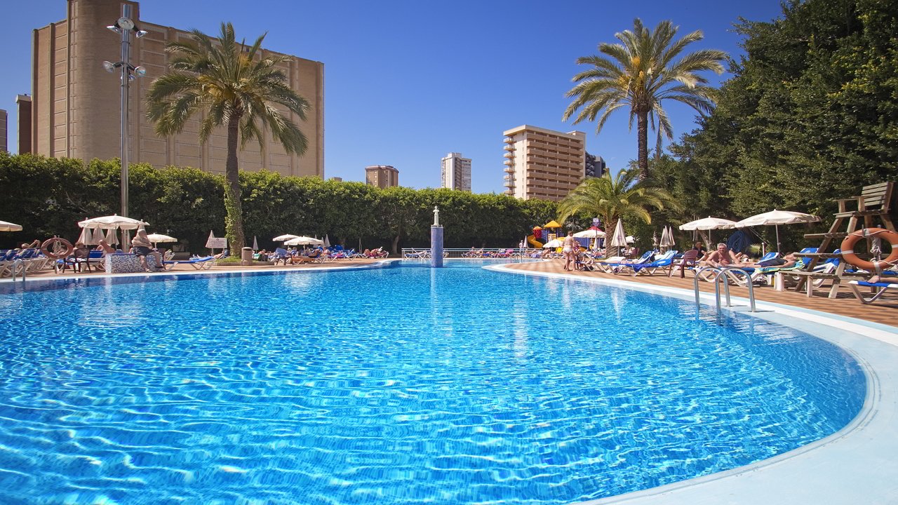 Grande piscine entourée de parasols