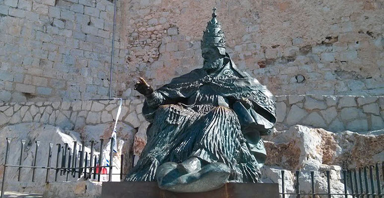 Statue du pape Luna à Peñíscola