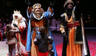 Los Reyes saludando a los más pequeños