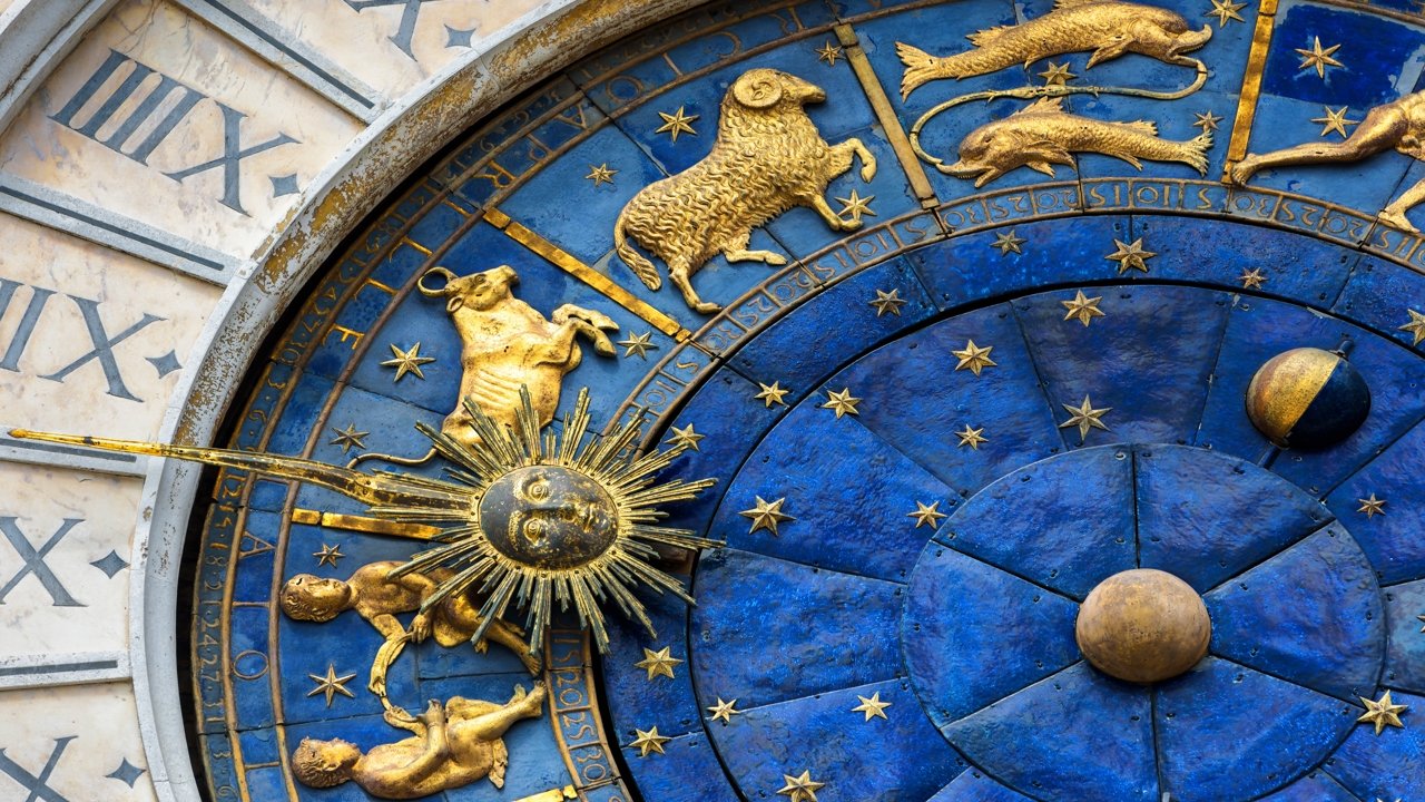 Signes du zodiaque sur une horloge