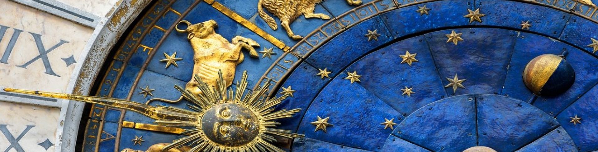 Signos del zodiaco en un reloj