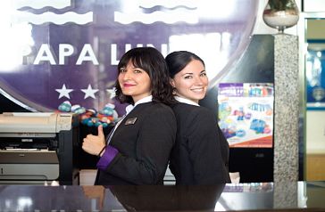 Réceptionnistes à l'hôtel Servigroup Papa Luna