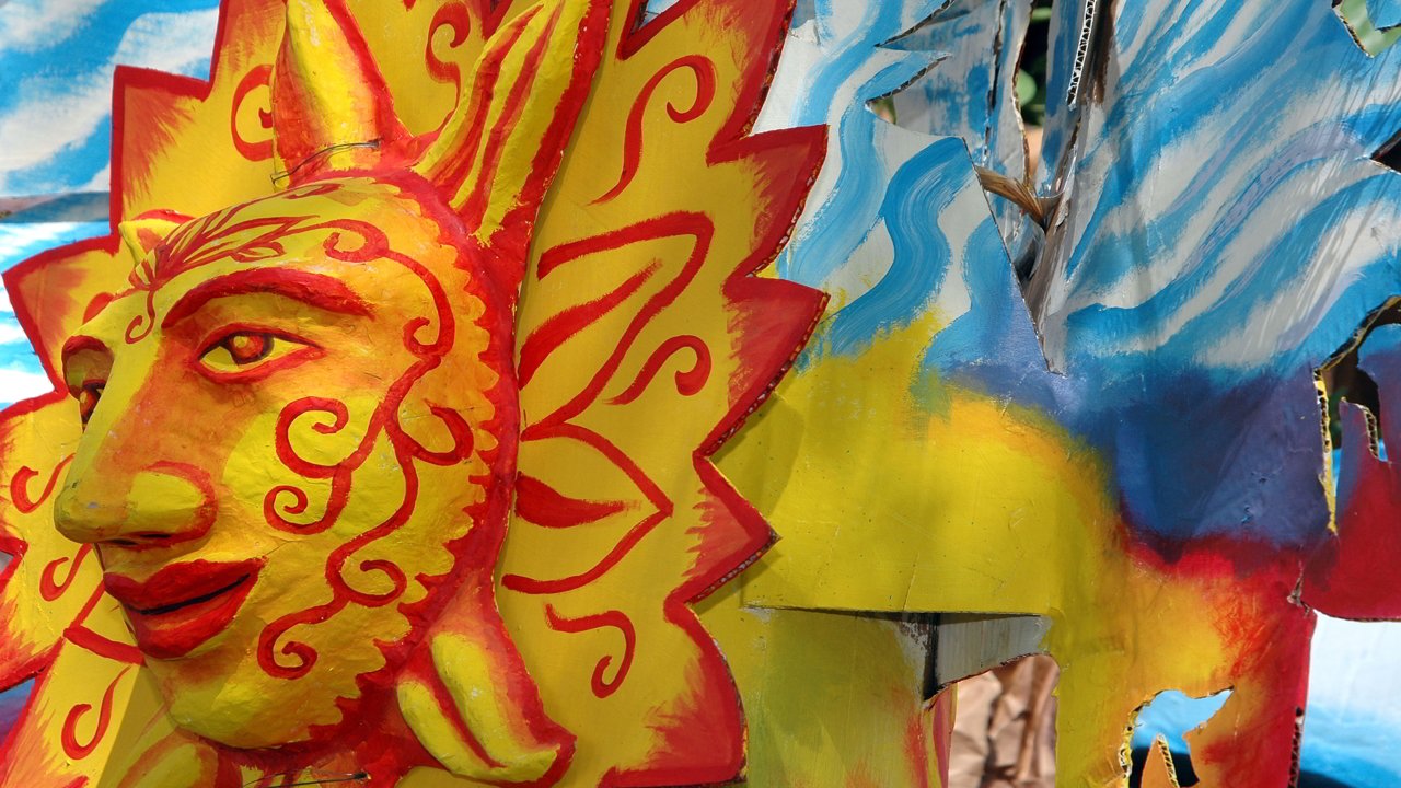 La célèbre Entrée des “peñas” des fêtes de Benidorm