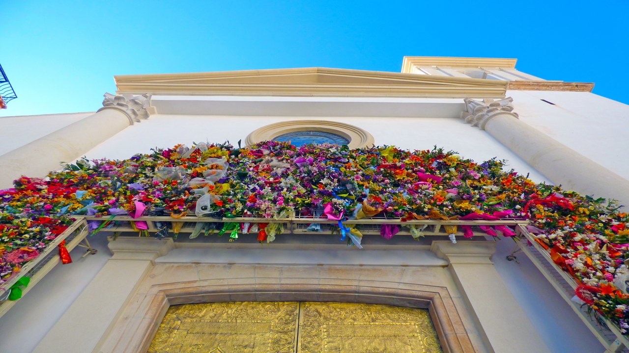 Offrande de fleurs à la Vierge du Suffrage