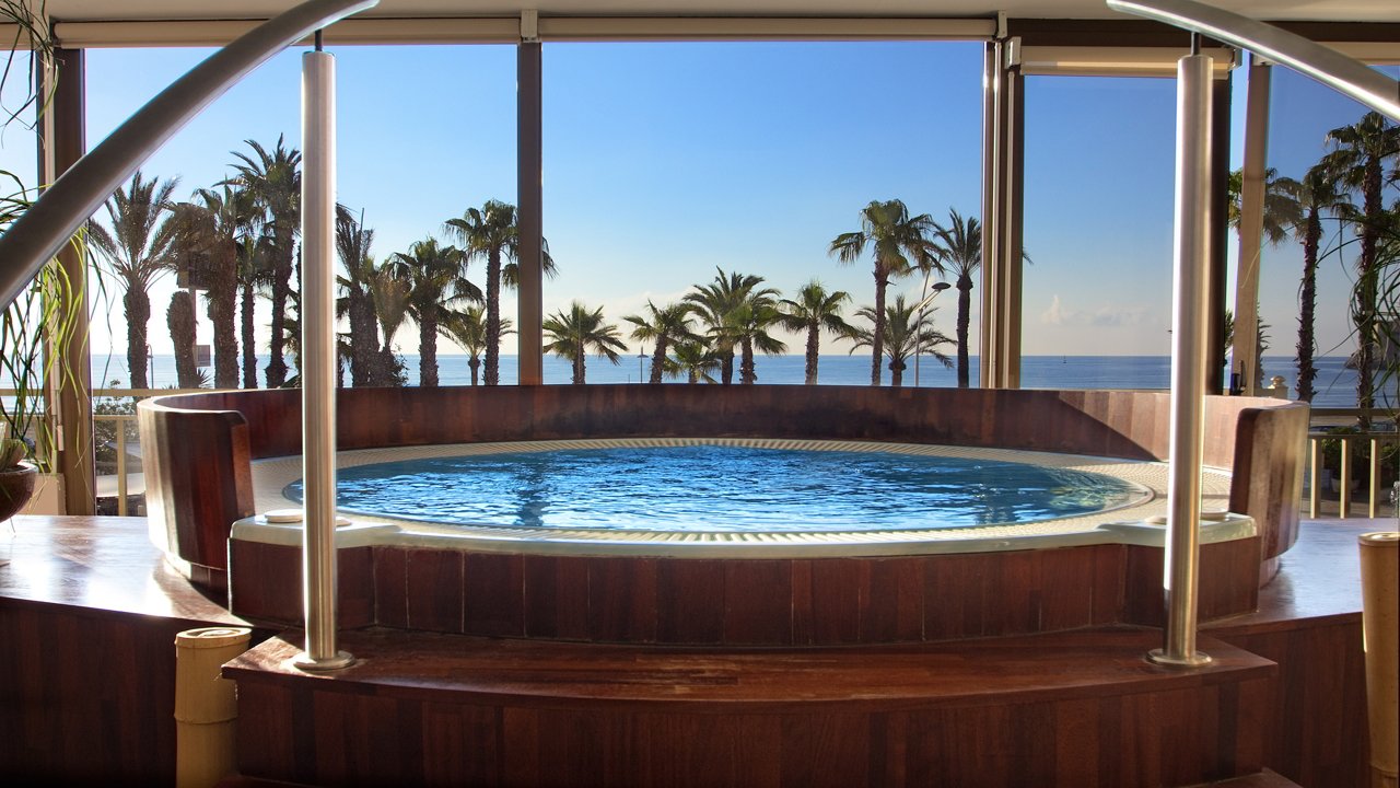 Jacuzzi in front of the sea