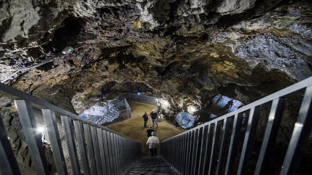 Visitors going down the stairs of the Geoda de Pulpi