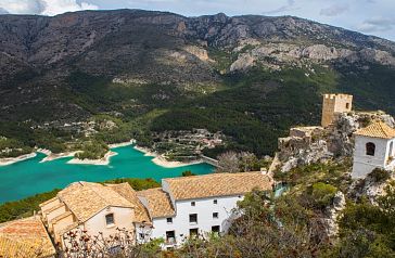 Vues sur le lac artificiel depuis le château de Guadalest