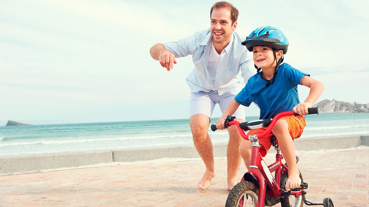 Petit garçon à vélo sur la plage