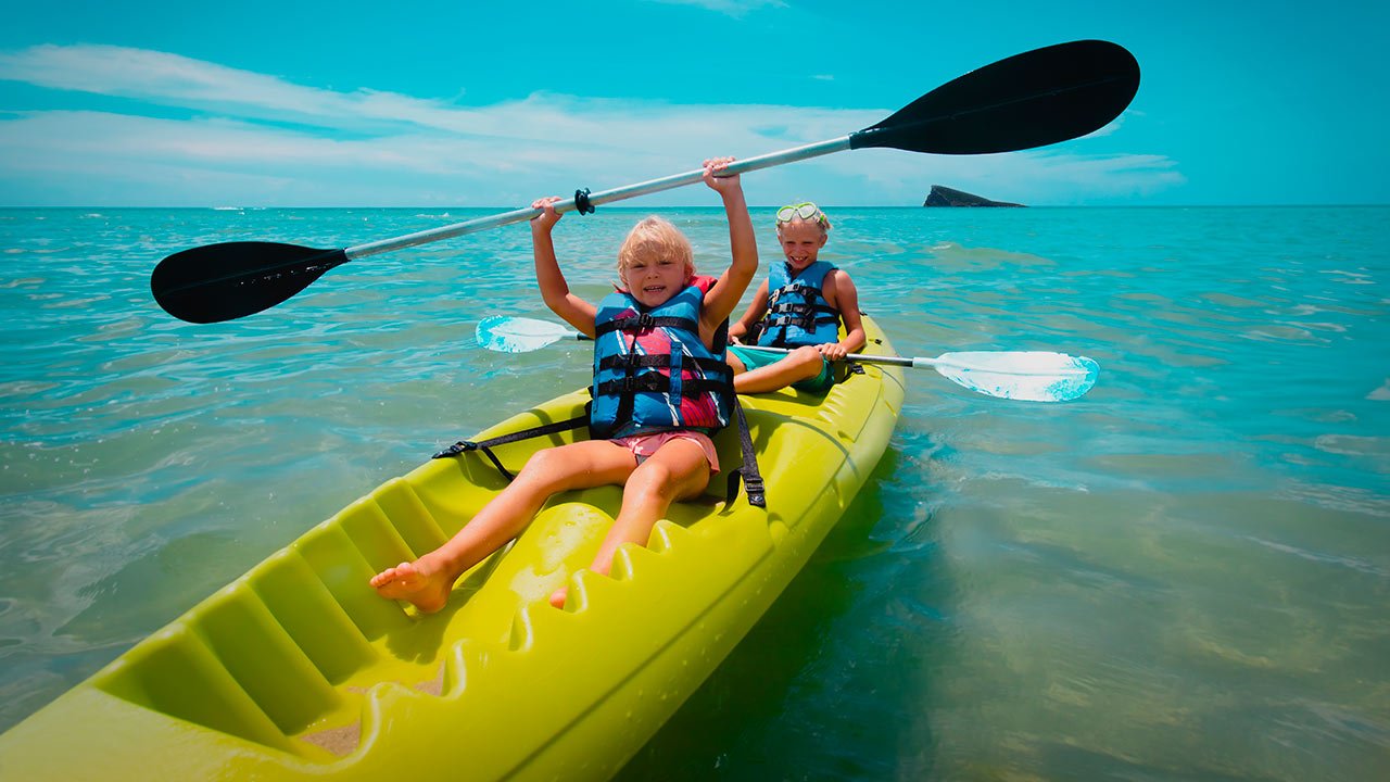 Enfants en kayak à Benidorm
