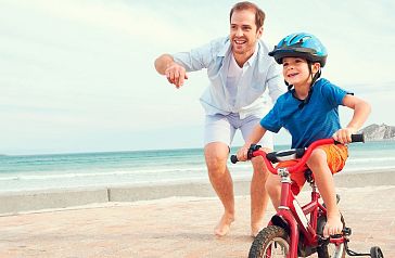 Petit garçon à vélo sur la plage