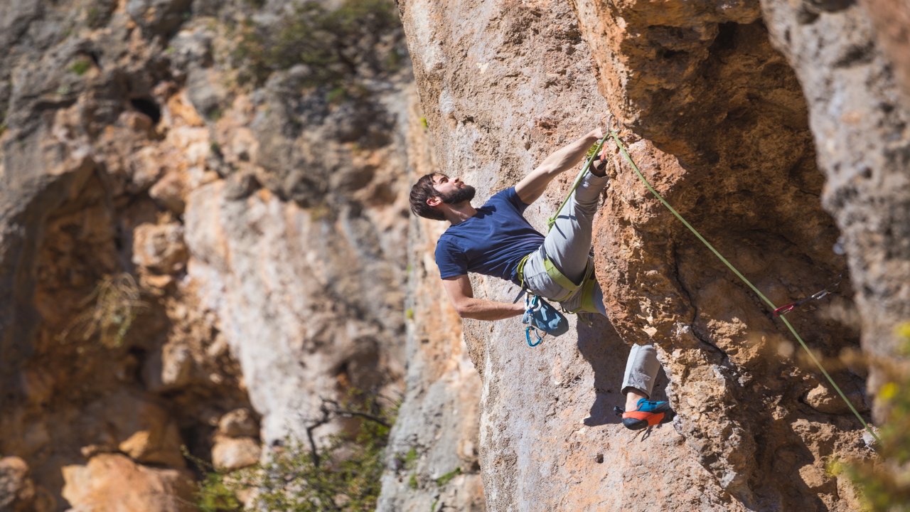 Varappeur en train d’escalader le Piton d’Ifach